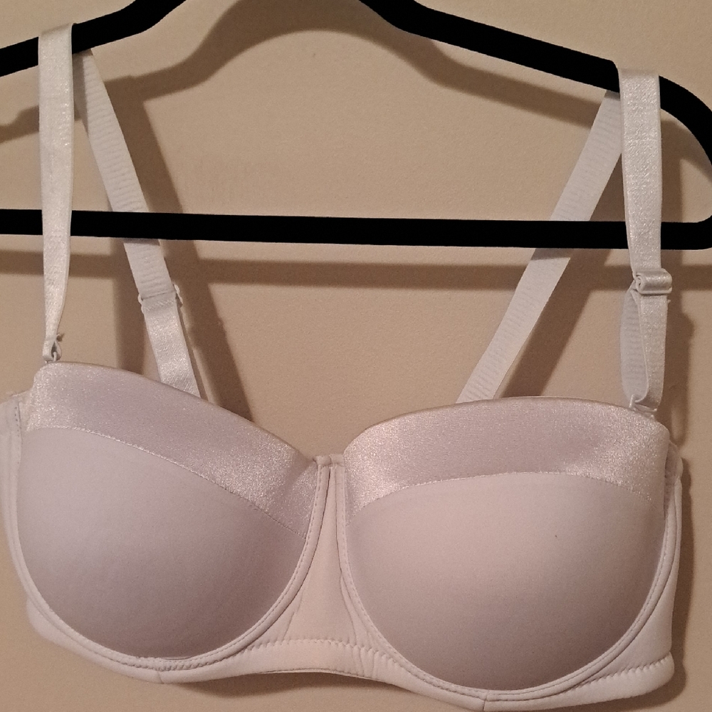 Olivachel Classic White Strapless Bra.             Size 46DD